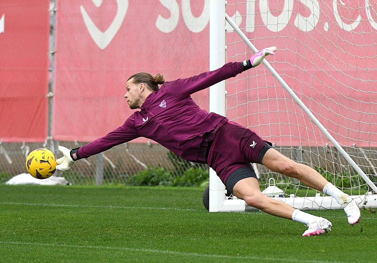 Nyland se estira durante el entrenamiento del Sevilla FC en la ciudad deportiva José Ramón Cisneros Palacios