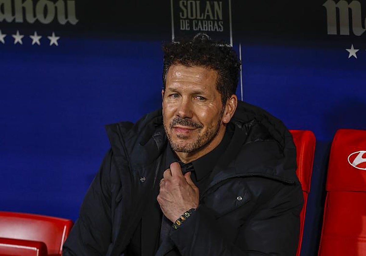 Simeone, en el banquillo, durante el derbi copero