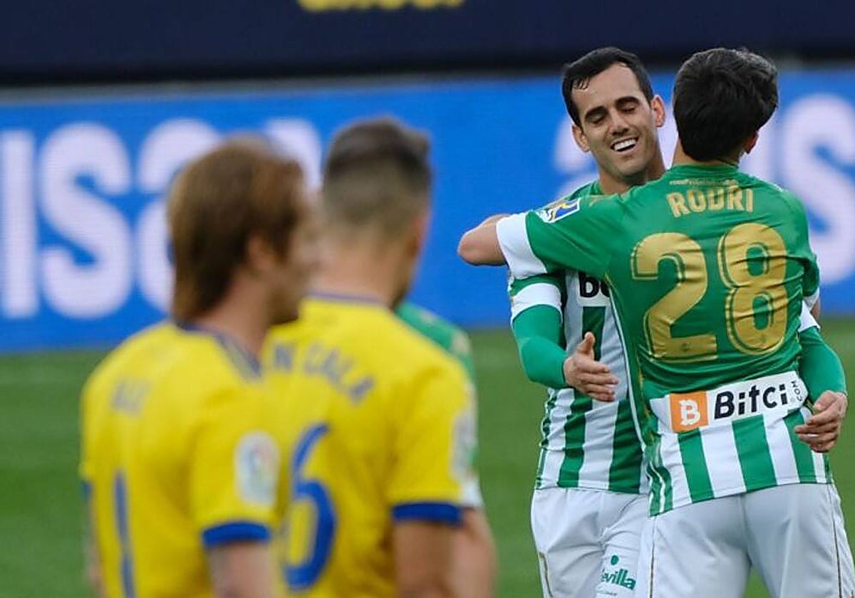 Juanmi se abraza con Rodri tras un gol al Cádiz en una imagen de archivo