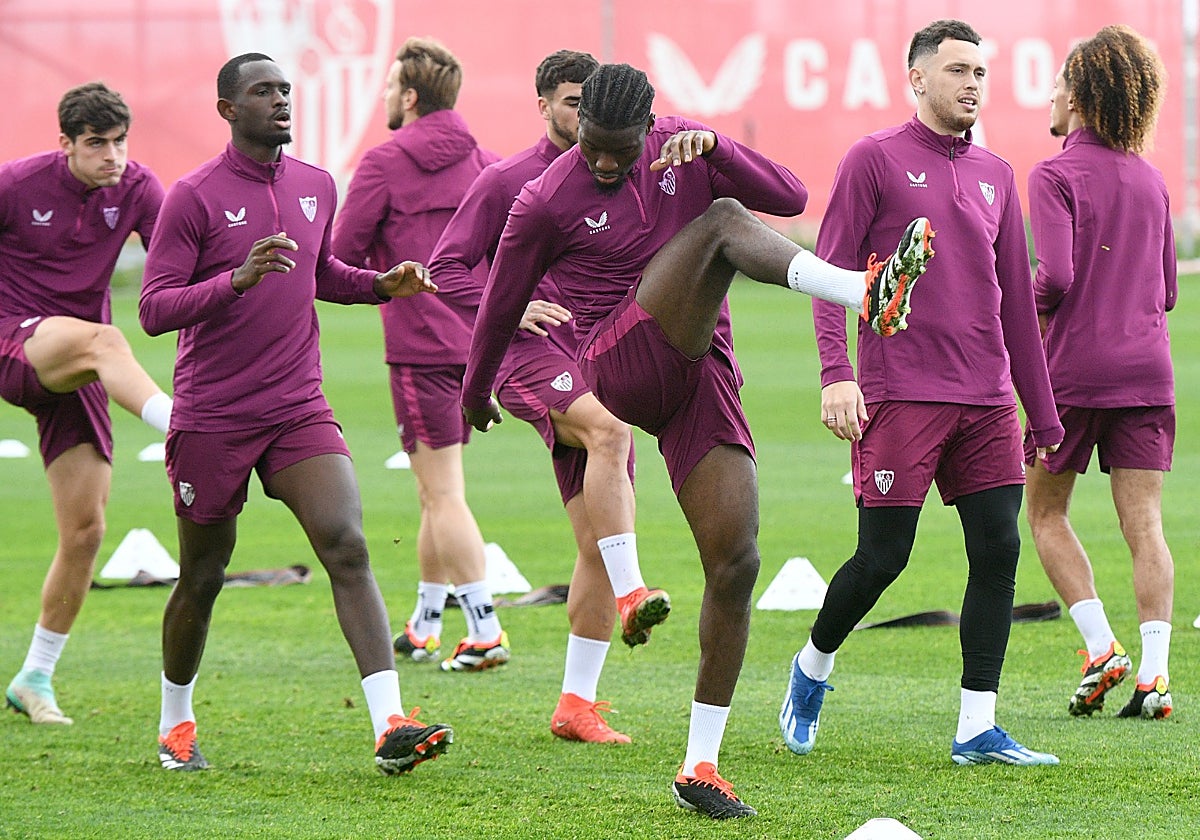 Los jugadores del Sevilla entrenan este sábado en la ciudad deportiva