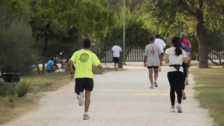 Varios corredores utilizan uno de los caminos del parque Infanta Elena como ruta para el running