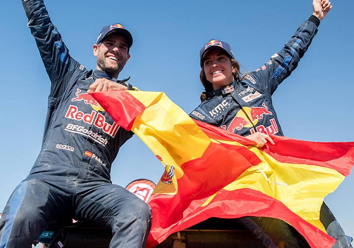 Cristina Gutiérrez y su copiloto Pablo Moreno Huete tras ganar el Dakar 2024