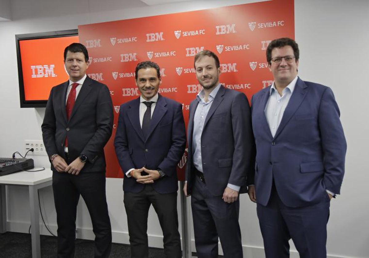 De izquierda a derecha, Fernando Suárez, director de software de IBM, José María del Nido Carrasco, presidente del Sevilla, Arturo Guerrero, Senior Manager Client Engineering IBM SPGI y Elías Zamora, Chief Data Officer del Sevilla, posan en el estadio Ramón Sánchez-Pizjuán