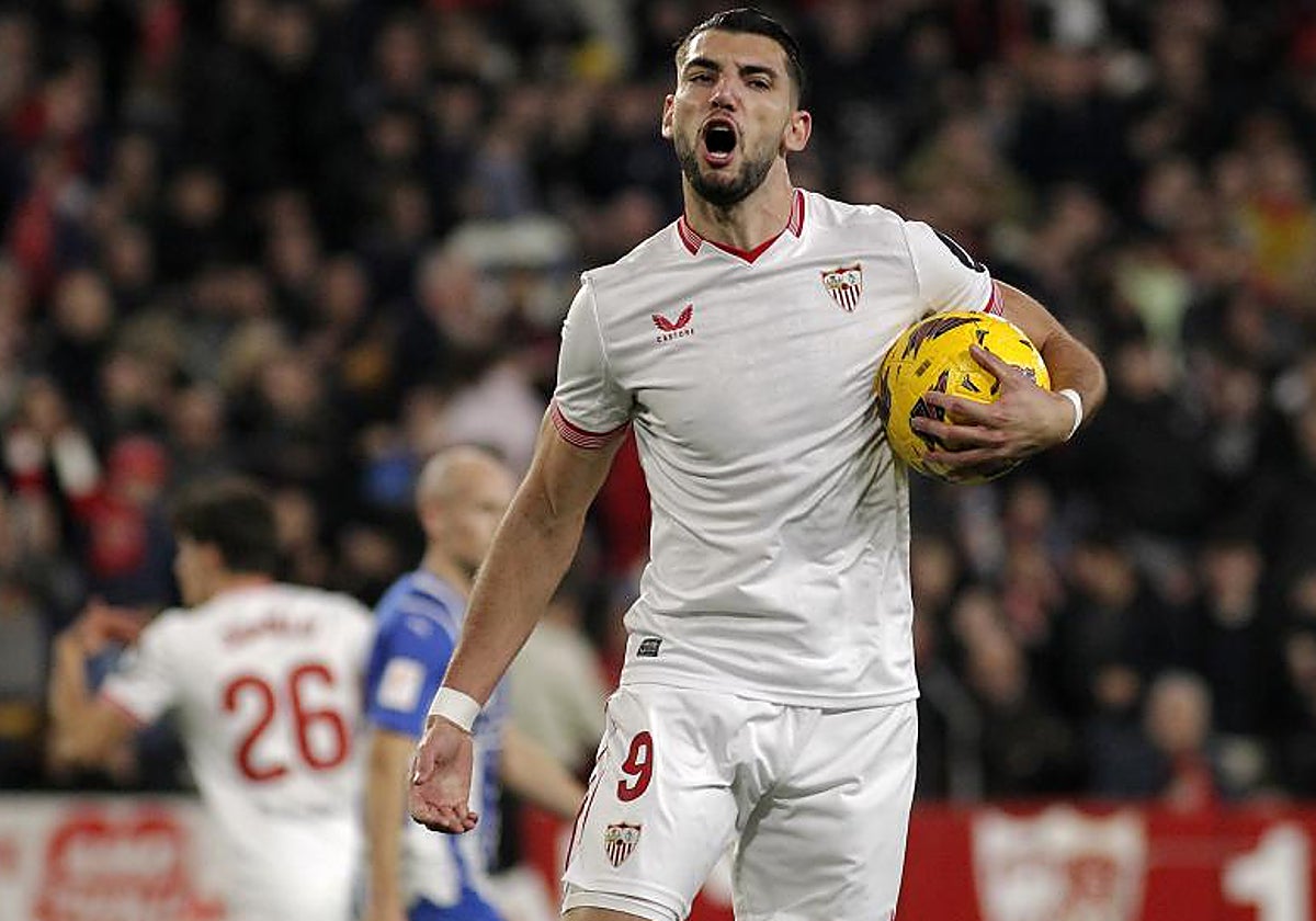 Rafa Mir celebra su gol ante el Deportivo Alavés