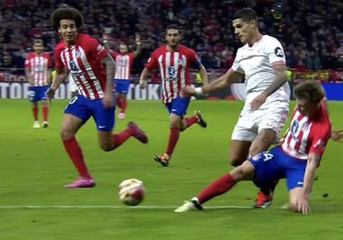 Lamela cae ante Barrios en el Atlético de Madrid - Sevilla