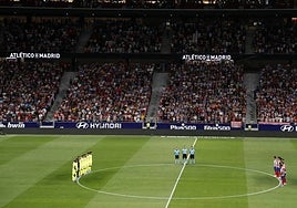 Brazaletes negros y minuto de silencio en el Atlético - Sevilla en memoria de los sevillistas muertos en el accidente de la A4