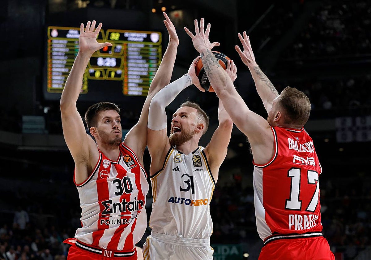 Musa intenta anotar ante Petrusev y Brazdeikis