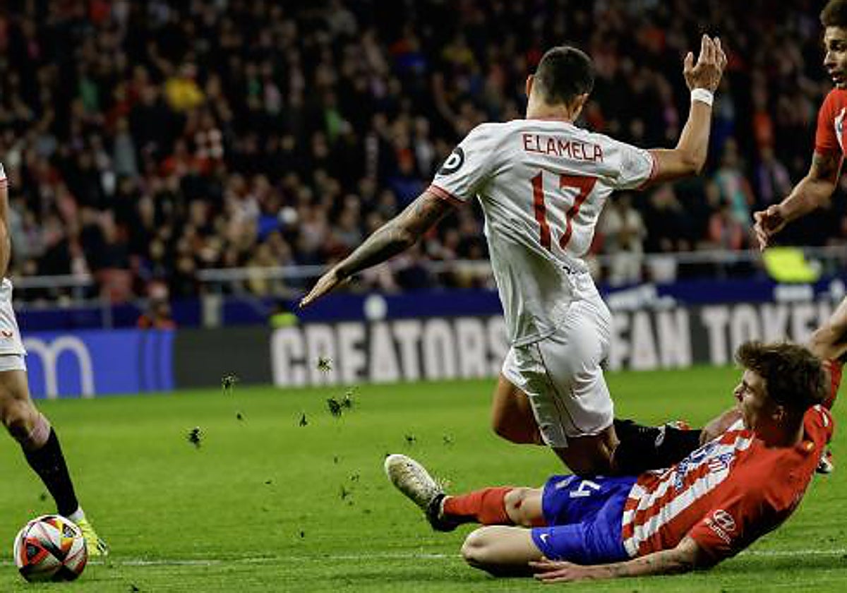 Pablo Barrios se lleva por delante a Lamela en la polémica jugada