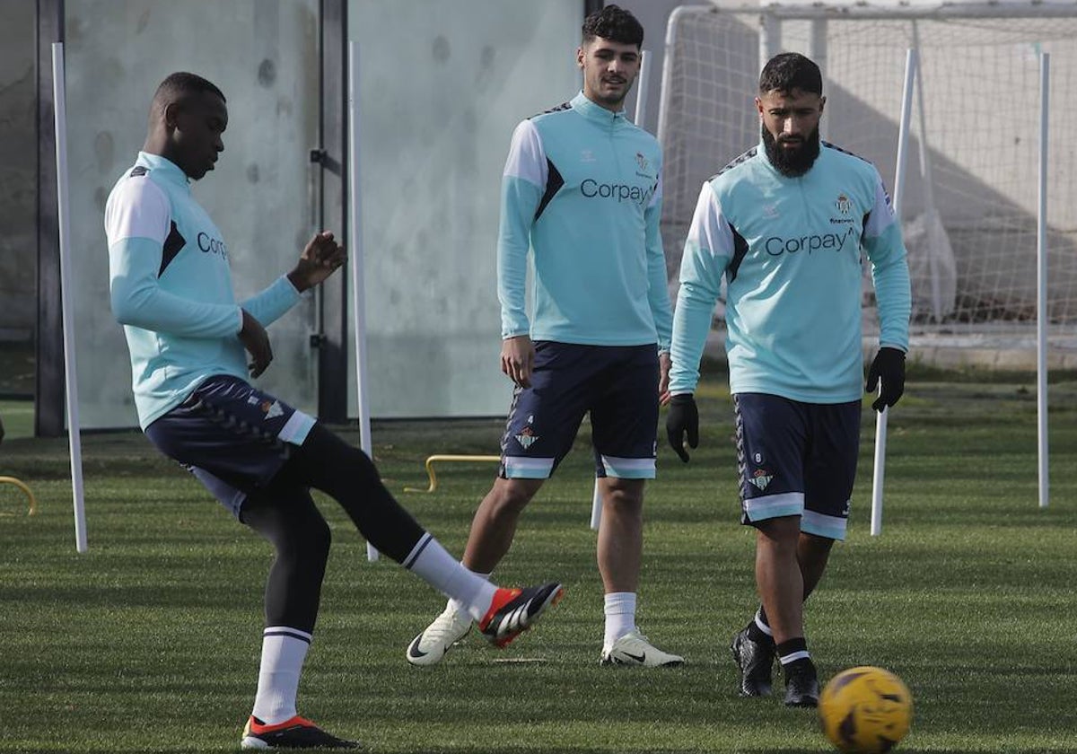 Luiz Henrique, Fekir y Johnny Cardoso, en el entrenamiento previo a viajar para el Mallorca - Betis