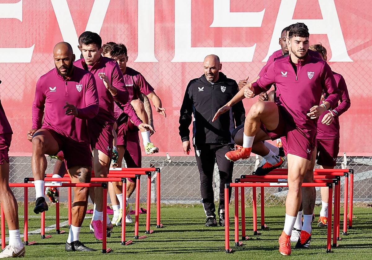 Marcao e Isaac, junto con otros compañeros, realizan un ejercicio durante un entrenamiento en la ciudad deportiva