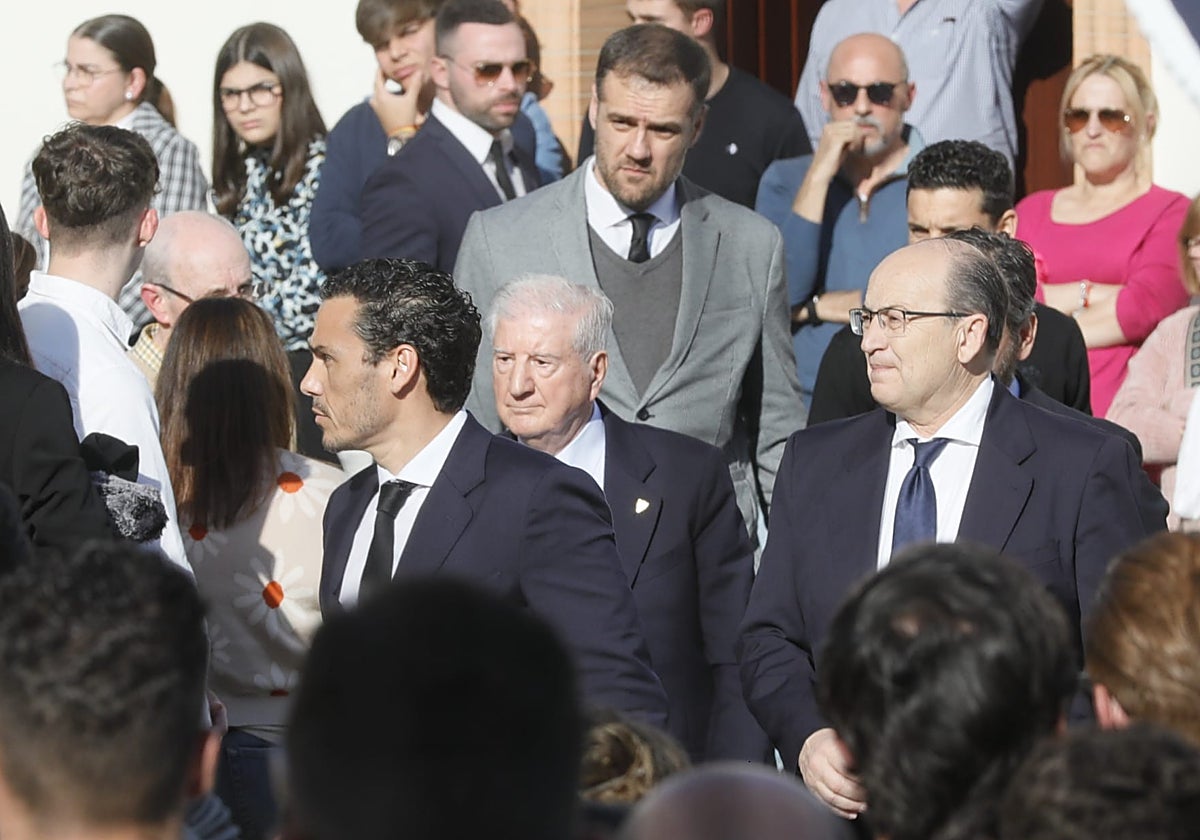 Del Nido Carrasco, Gabriel Ramos y José Castro, en el entierro celebrado en Morón