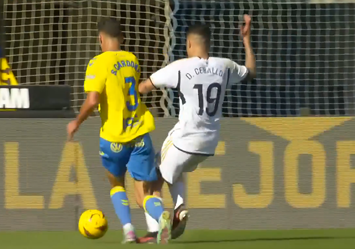 Ceballos y Cardona en la polémica jugada por la que reclaman penalti los canarios