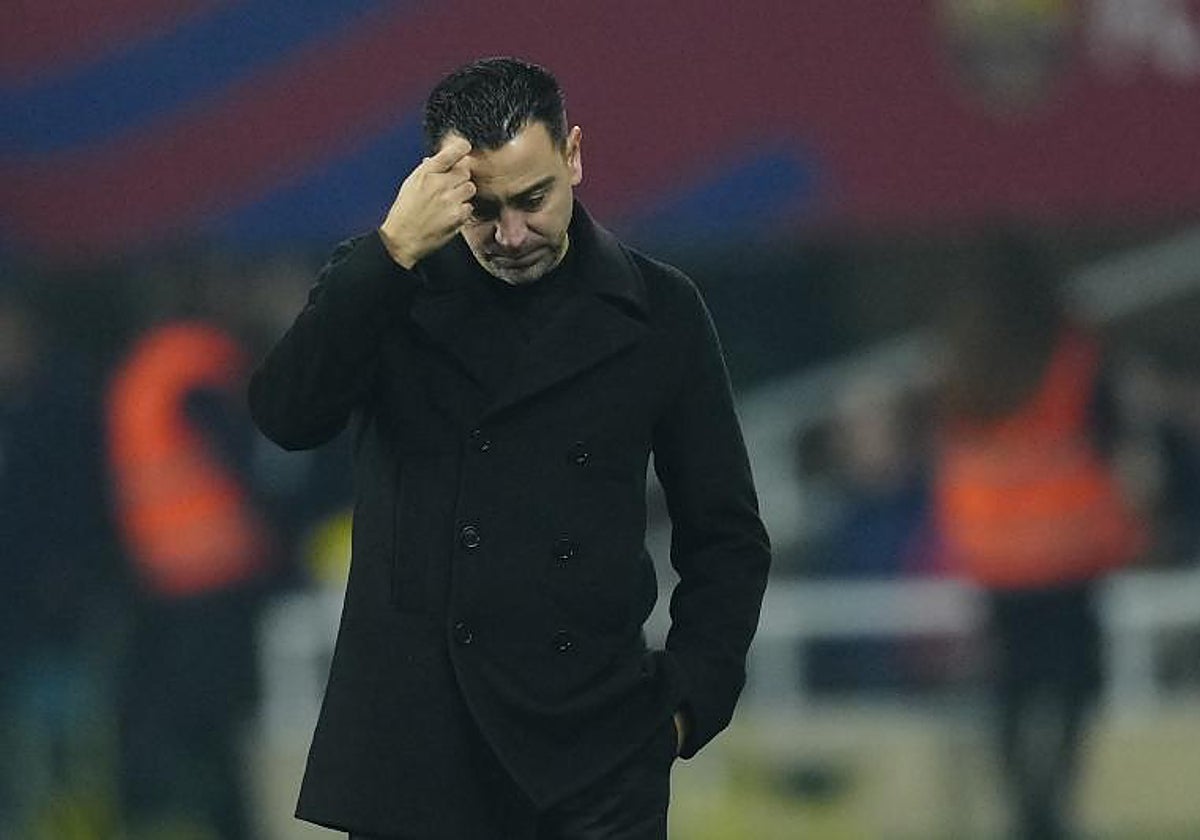 Xavi, pensativo por la evolución del partido ante el Villarreal