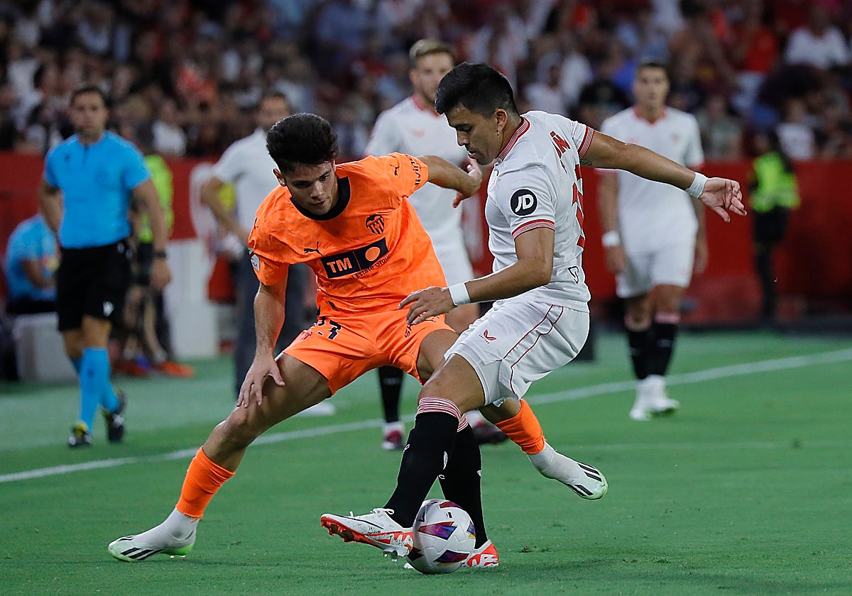 Acuña le disputa un balón a Fran Pérez en el Sevilla - Valencia de la primera vuelta