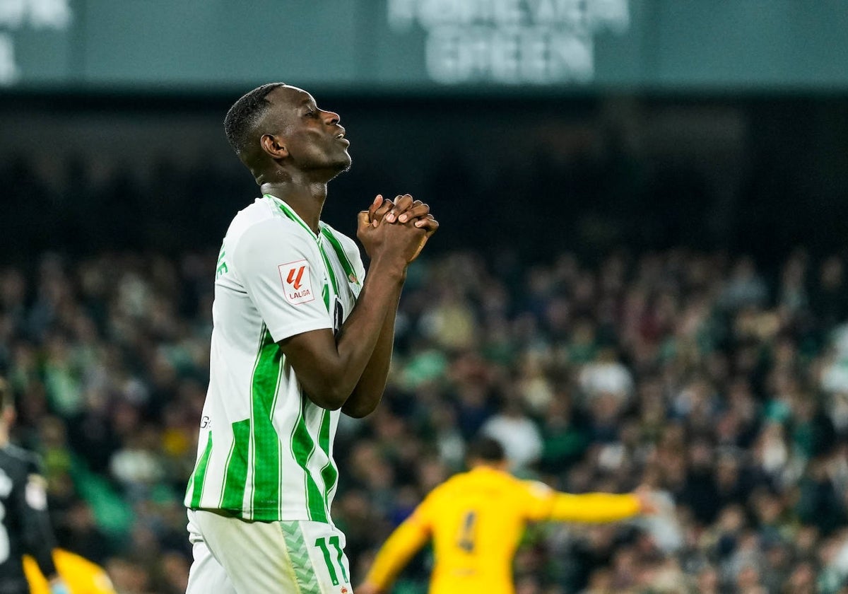 Luiz Henrique se lamenta tras una jugada en el Betis - Barcelona