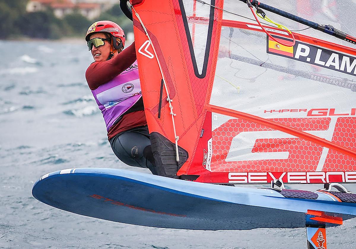 Pilar Lamadrid aspira a los puestos de privilegio del Mundial de la clase iQFoil