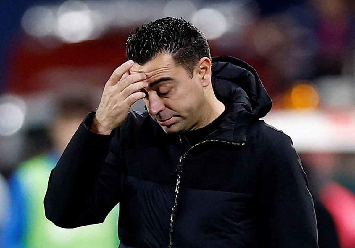 Xavi, pensativo durante el partido ante el Villarreal