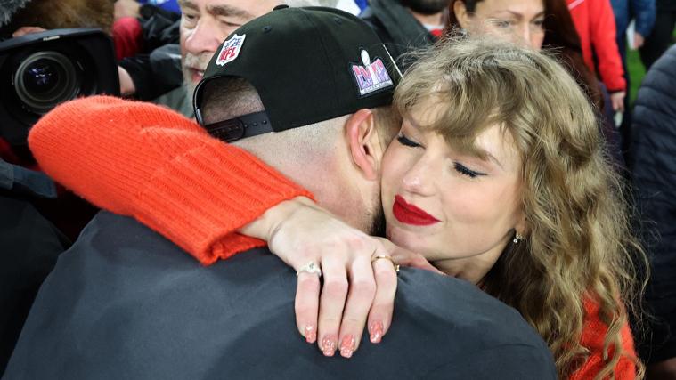 Travis Kelce junto a Taylor Swift, tras el partido