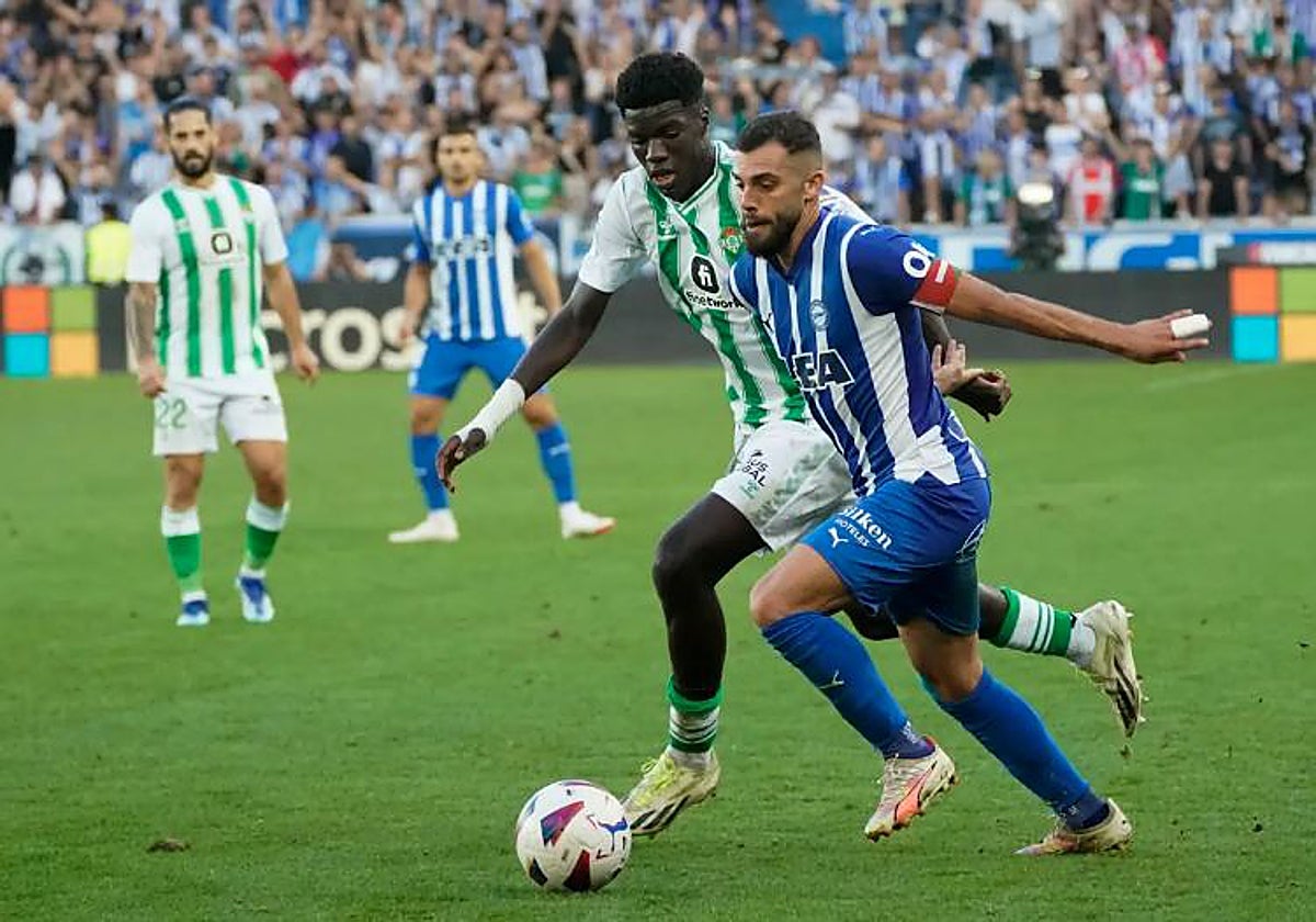 Assane pugna con Rioja en un Alavés - Betis de esta temporada