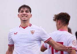 El Sevilla ata hasta 2027 a Collado, capitán del juvenil con un futuro prometedor