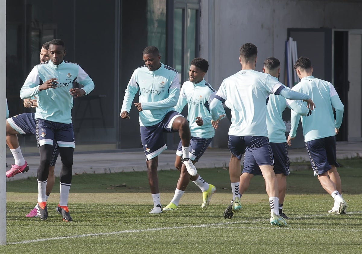 William Carvalho realiza ejercicios de calentamiento con el Betis