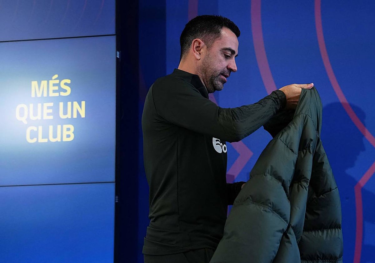 Xavi abandona la sala de prensa
