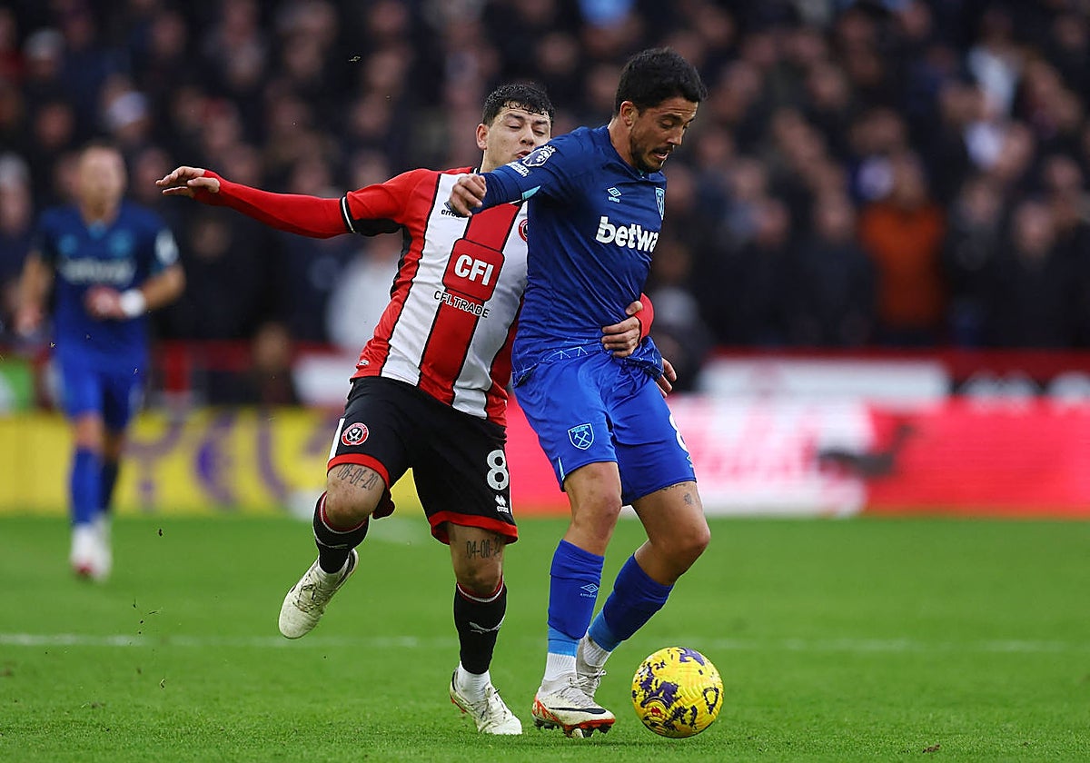 Fornals protege una pelota en un partido con el West Ham