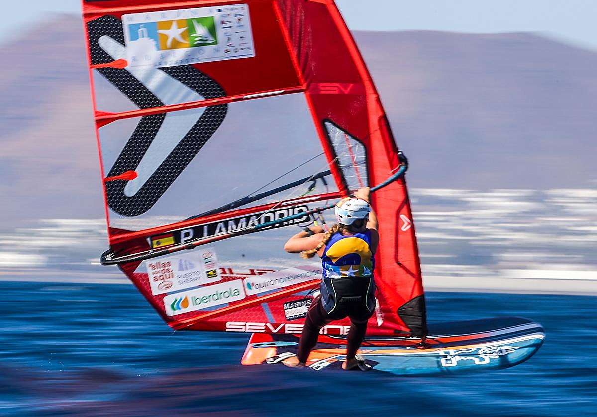 Pilar Lamadrid, segunda, pasa directa a la semifinal del Mundial de iQFOiL