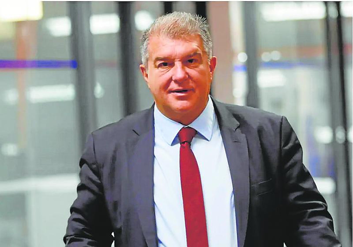 Laporta sale de las oficinas del Barcelona