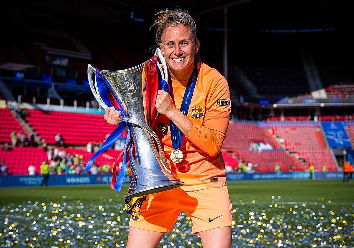 Sandra Paños, con el trofeo de la Champions League