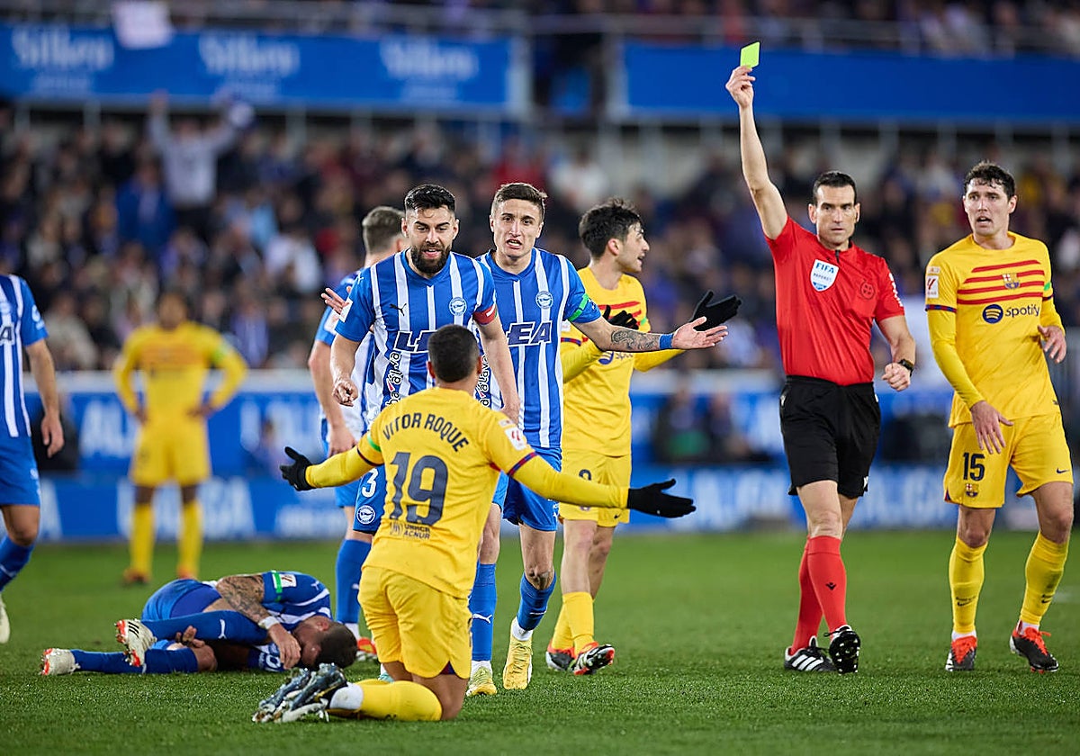 Roque, tras recibir su segunda amarilla ante el Alavés