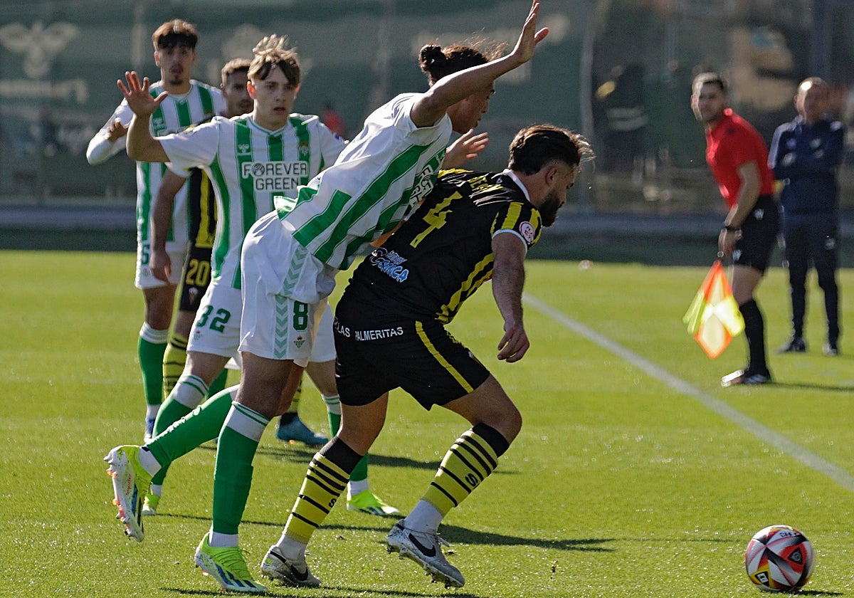 Yanis presiona sobre Becken este domingo en la Luis del Sol
