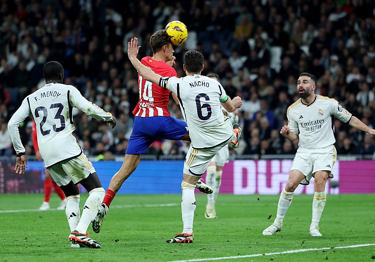 Nacho y Carvajal, en el gol de Llorente
