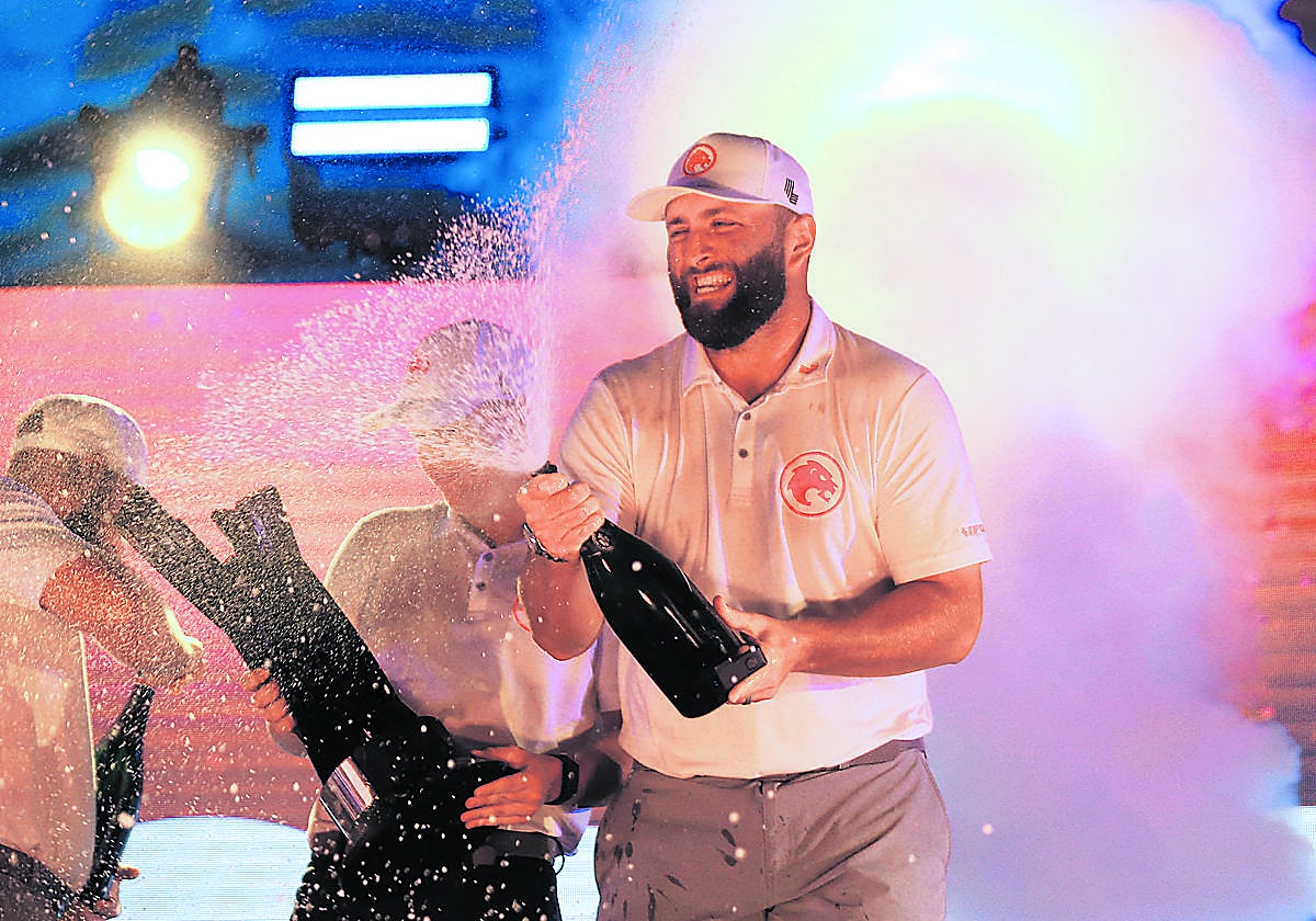 Jon Rahm celebra con su equipo el triunfo conseguifo en México