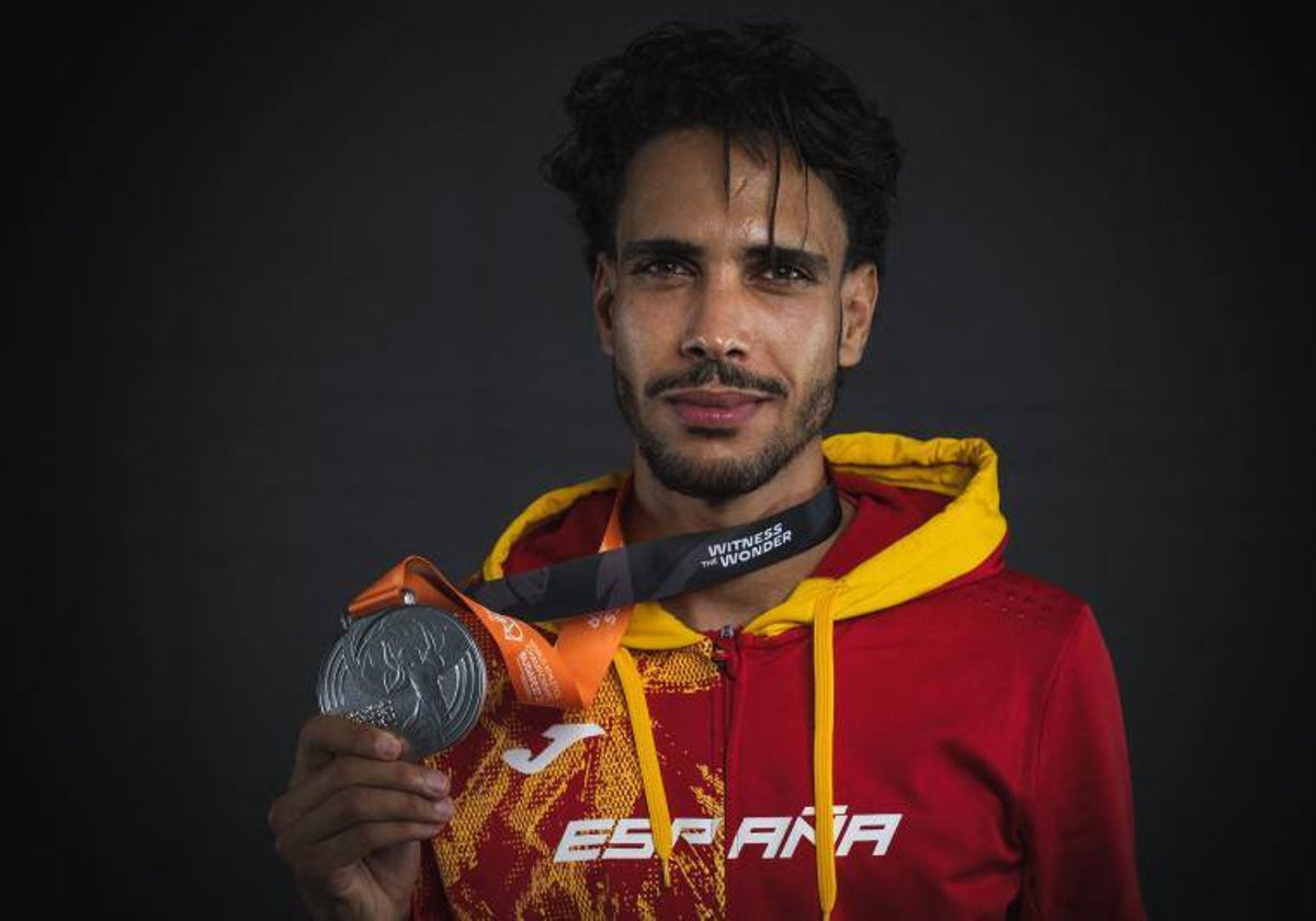 Mohamed Katir posa con una de sus medallas