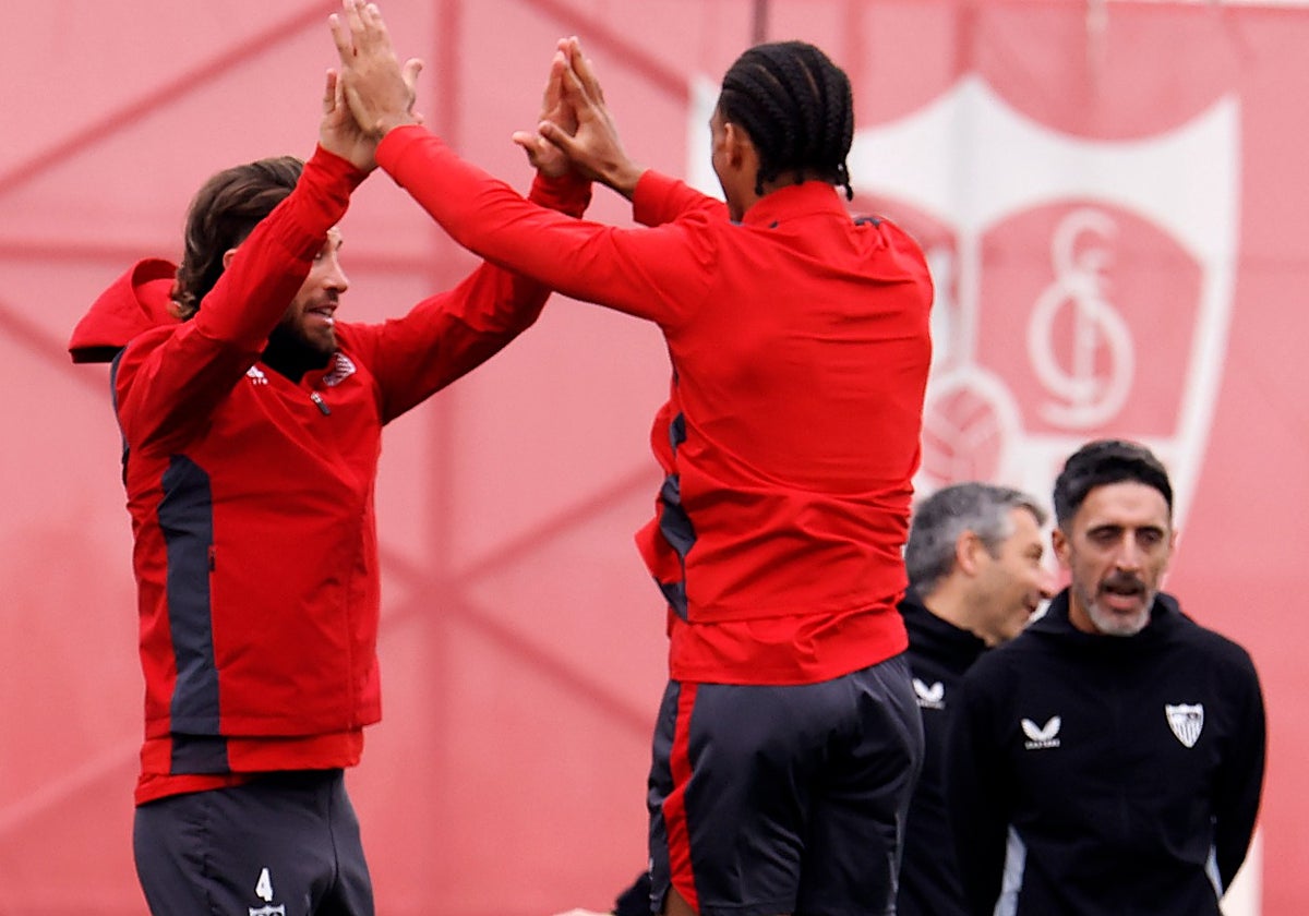 Sergio Ramos y Badé, durante el entrenamiento de este jueves de la ciudad deportiva