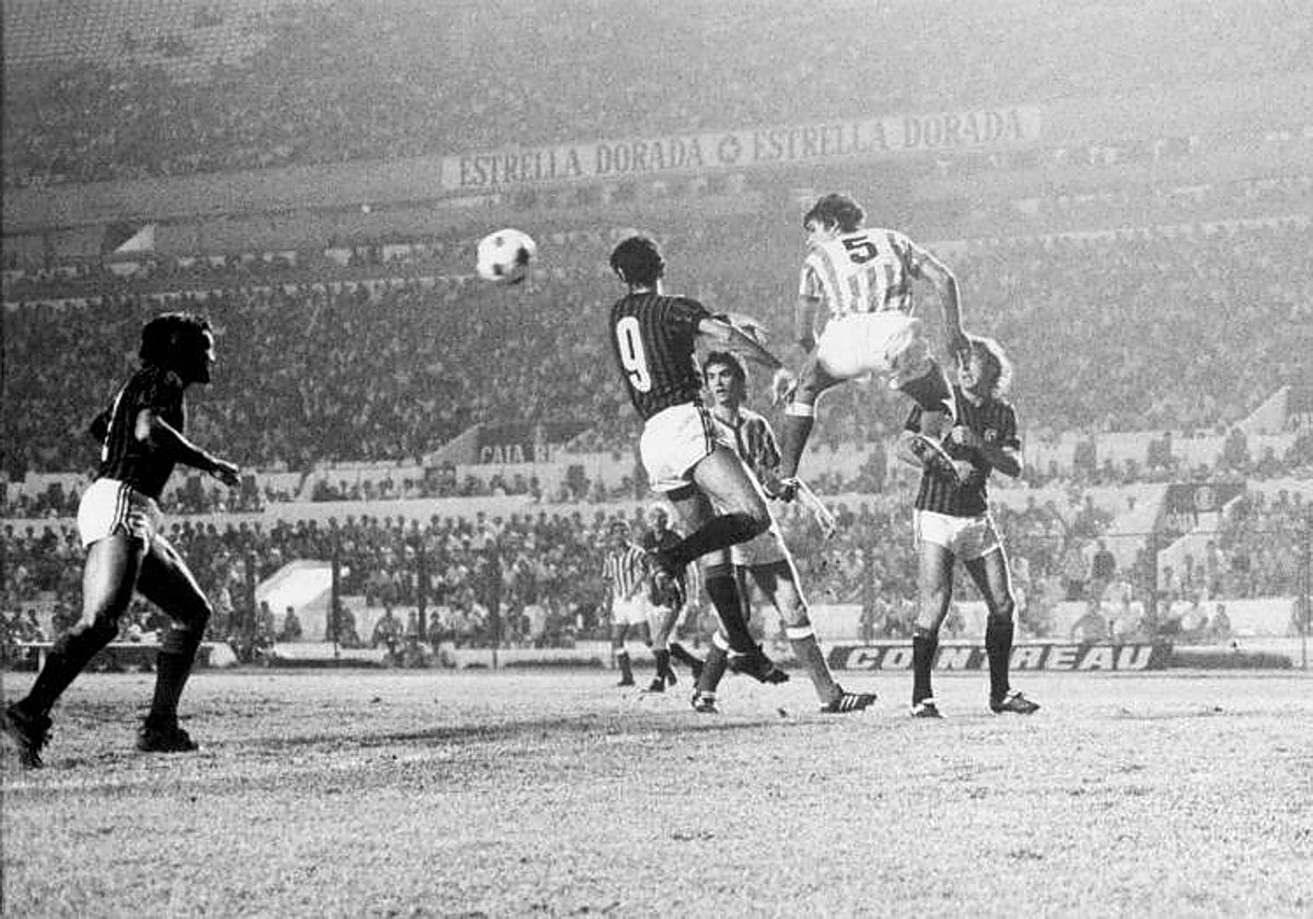 Biosca salta para despejar un balón en el Betis - Milan de la Recopa de la temporada 77-78