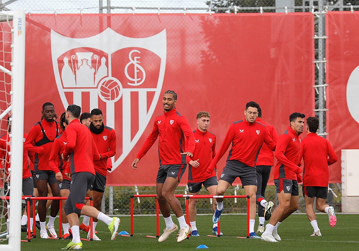 Los sevillistas, en la última sesión preparatoria de ayer antes de recibir al Atlético de Madrid