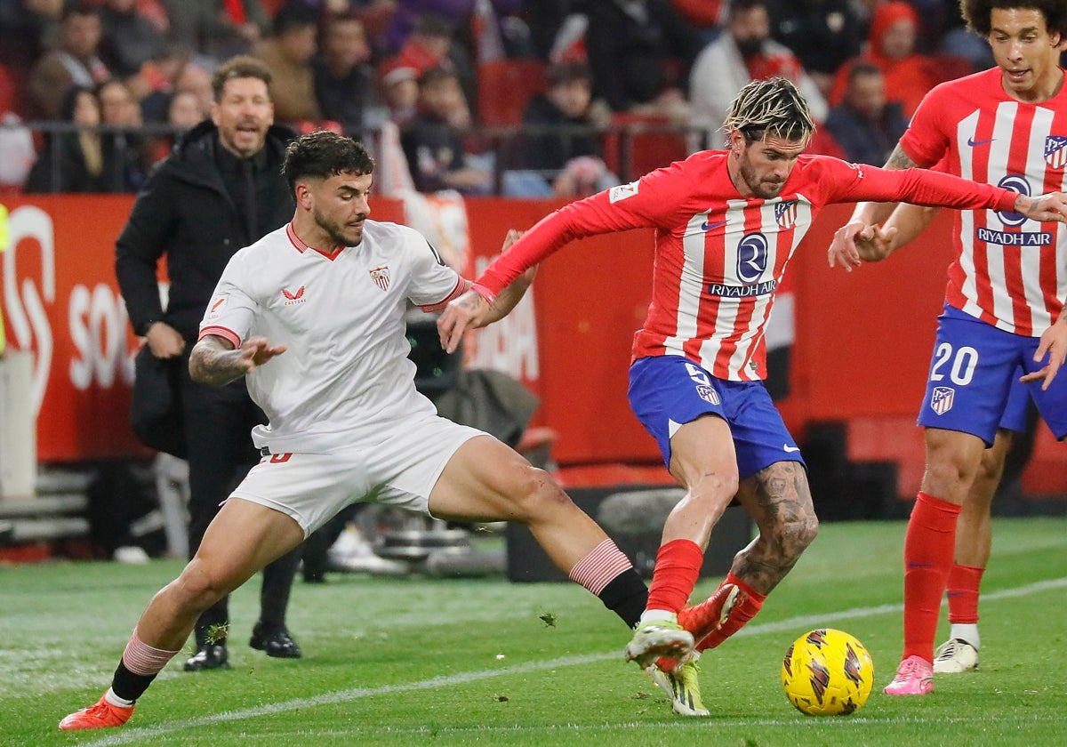 Isaac pugna con De Paul en el Atlético - Sevilla