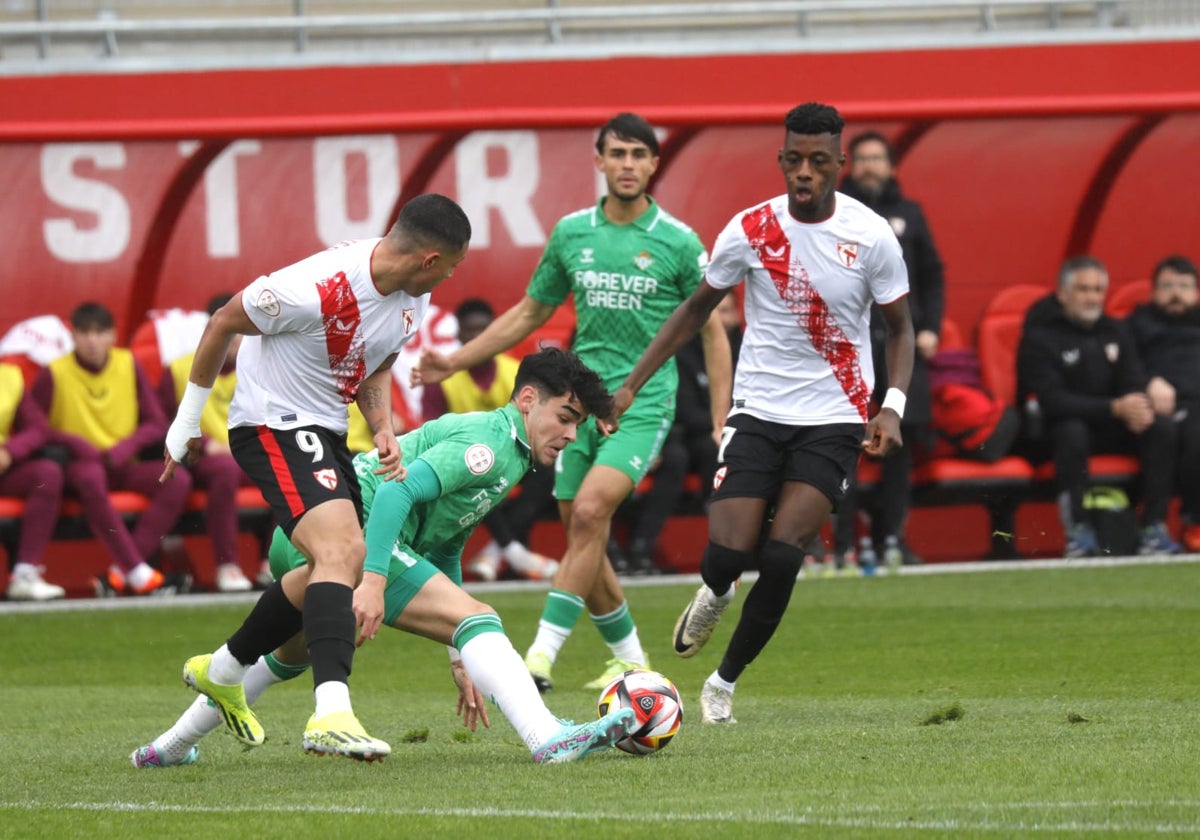 Lance del juego del Sevilla Atlético - Betis Deportivo en el Estadio Jesús Navas