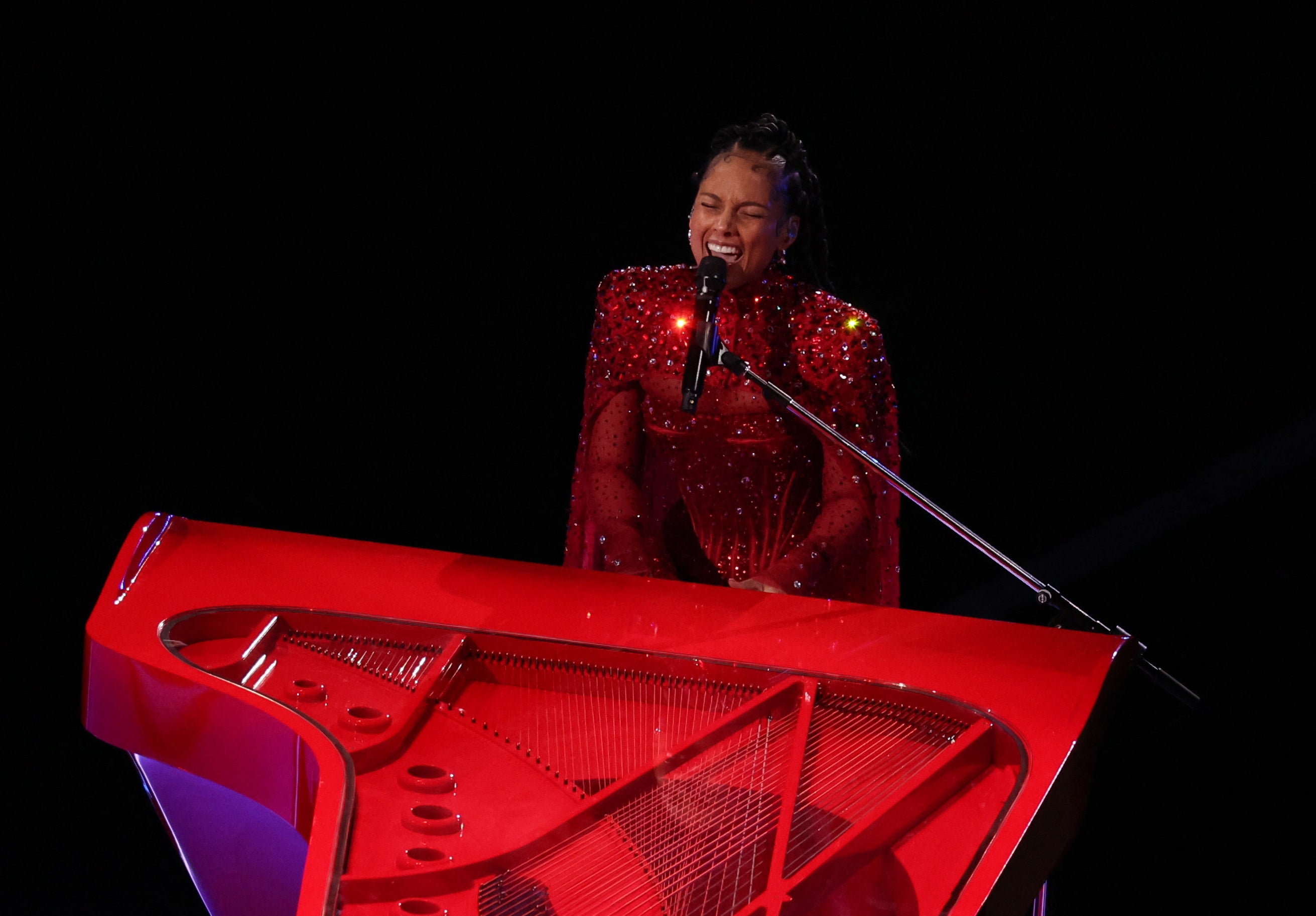 La Super Bowl, en imágenes: las mejores jugadas, el espectáculo de Usher, las reacciones de Taylor Swift y un espontáneo que ha saltado al campo