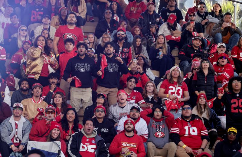 La Super Bowl, en imágenes: las mejores jugadas, el espectáculo de Usher, las reacciones de Taylor Swift y un espontáneo que ha saltado al campo