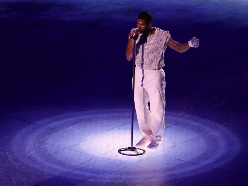 La Super Bowl, en imágenes: las mejores jugadas, el espectáculo de Usher, las reacciones de Taylor Swift y un espontáneo que ha saltado al campo