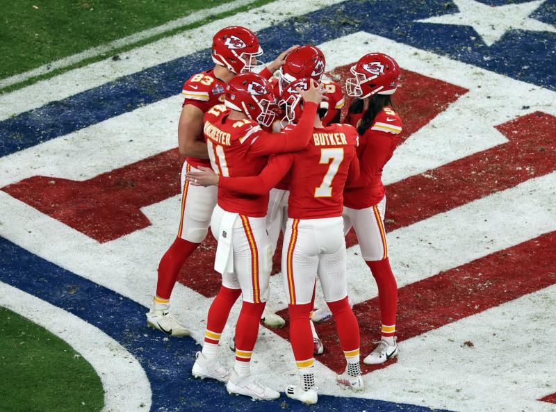 La Super Bowl, en imágenes: las mejores jugadas, el espectáculo de Usher, las reacciones de Taylor Swift y un espontáneo que ha saltado al campo