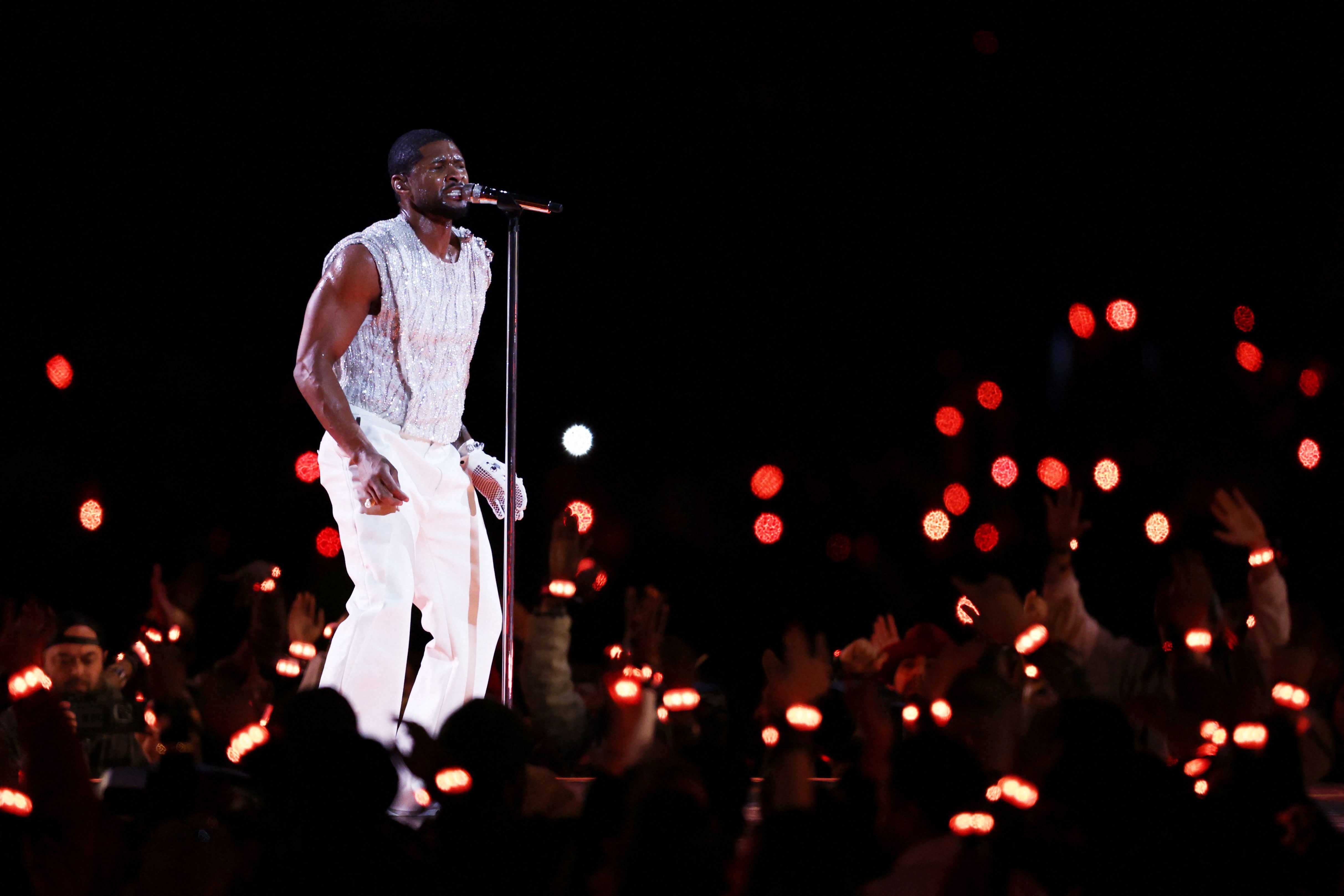 La Super Bowl, en imágenes: las mejores jugadas, el espectáculo de Usher, las reacciones de Taylor Swift y un espontáneo que ha saltado al campo