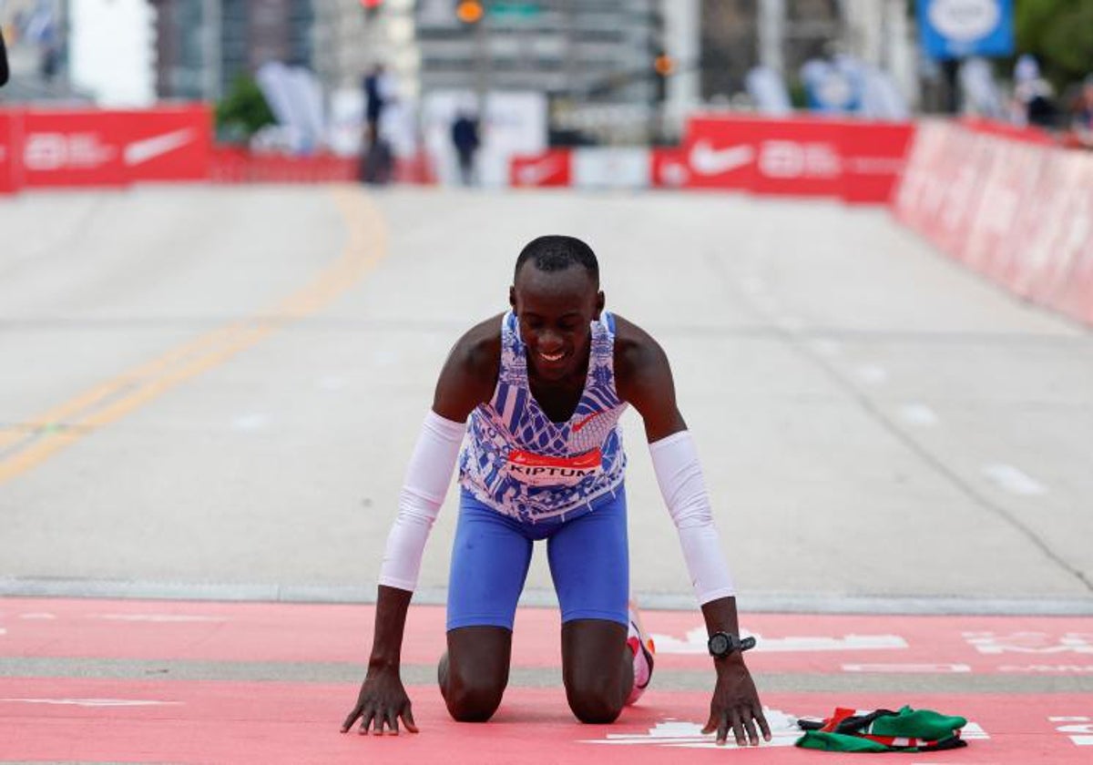 Kelvin Kiptum, tras batir el récord del mundo de maratón en Chicago