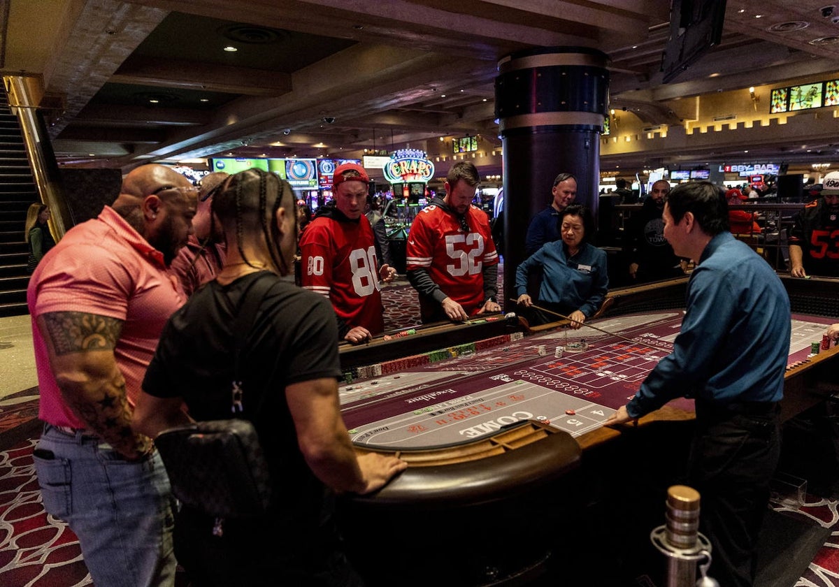 Aficionados de la NFL, en un casino de Las Vegas en las horas previas a la Super Bowl