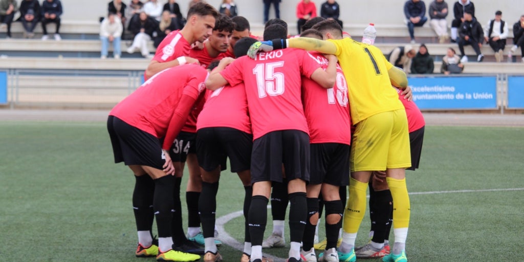 “Trabajan para una sinvergüenza, club y jugadores están a punto de colapsar”