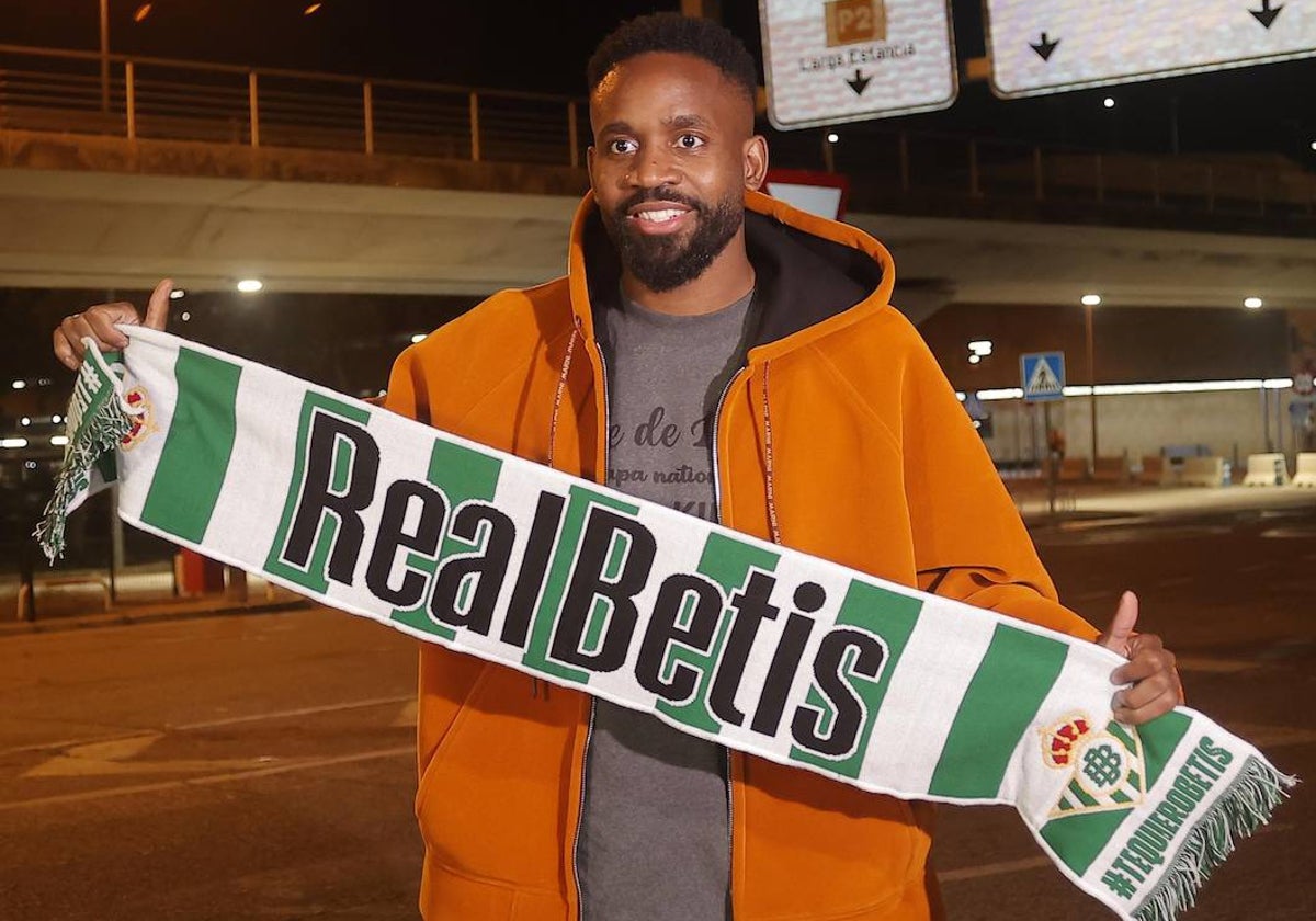 Cédric Bakambu, en el aeropuerto de Sevilla