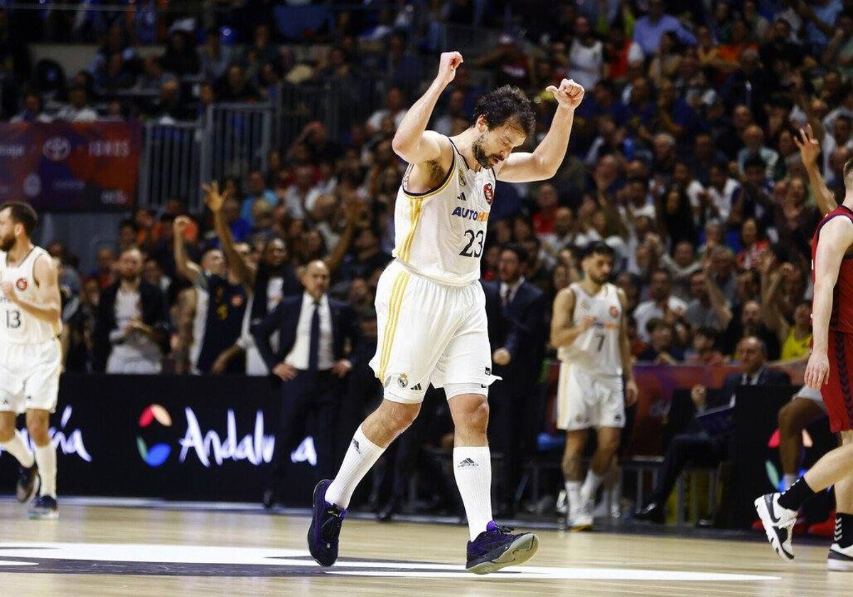 Llull celebra uno de sus triples ante el UCAM Murcia